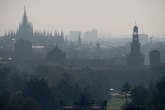 20131016_105419 Castello e Duomo in controluce nebbioso.jpg